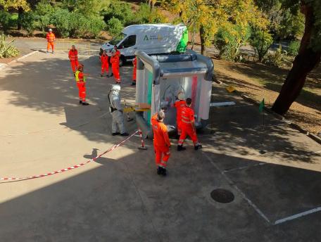 El 061 pone a prueba el protocolo de actuación ante riesgos químicos.